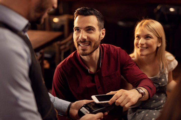 Pengguna smartphone mengakses platform hiburan online dengan tata letak mobile yang optimal
